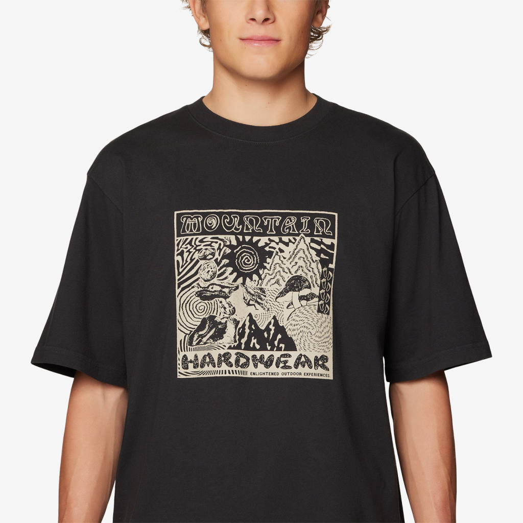 Mountain Hardwear M Collab Graphic™ Short Sleeve in SCHWARZ