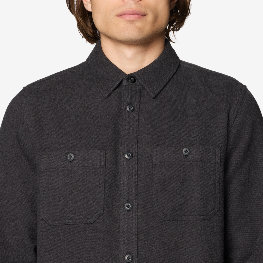 Mountain Hardwear M Plusher™ Long Sleeve Shirt in SCHWARZ