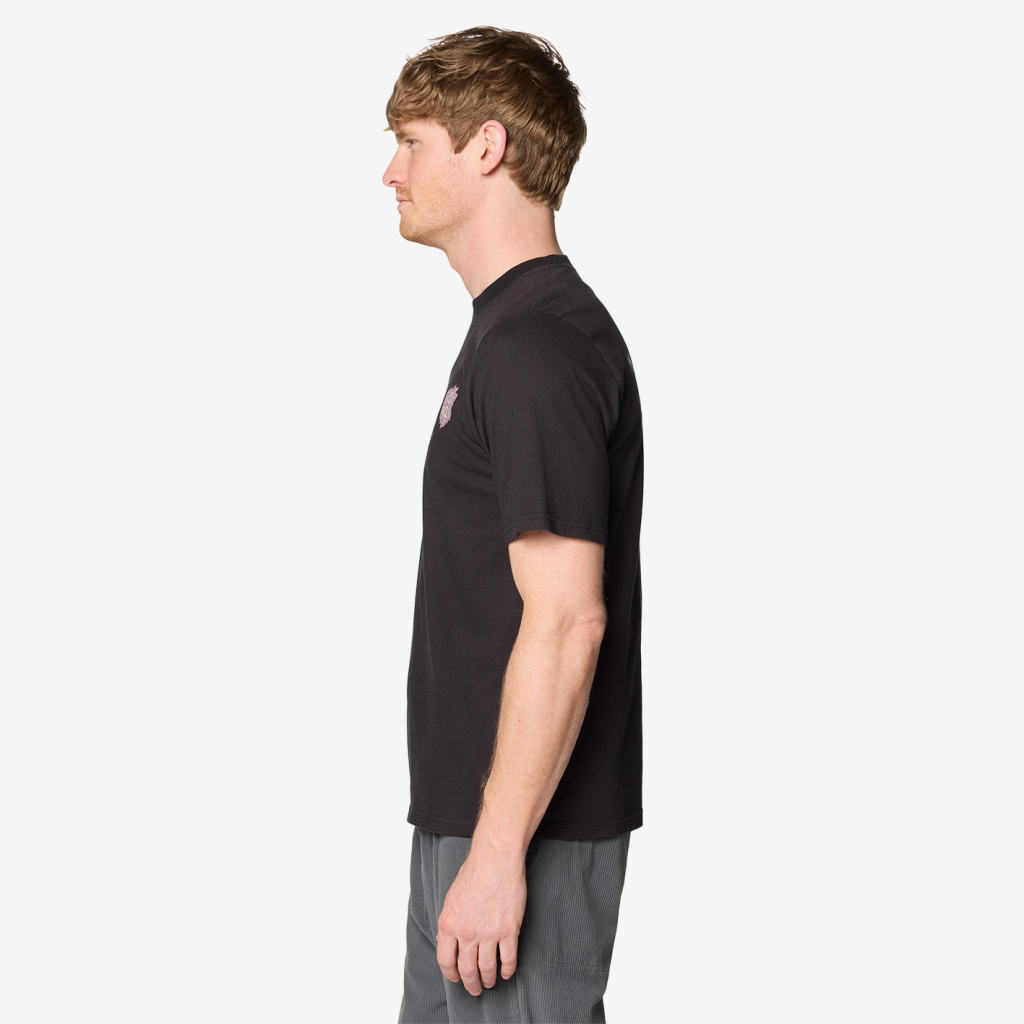 Mountain Hardwear M MHW 90s Type Tilt Graphic SS in SCHWARZ