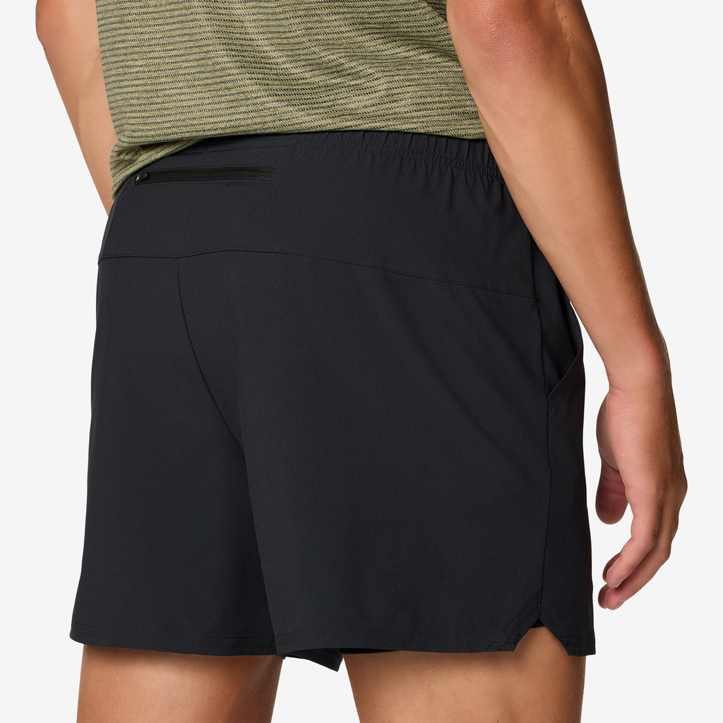 Mountain Hardwear M Shade Lite™ Short in SCHWARZ