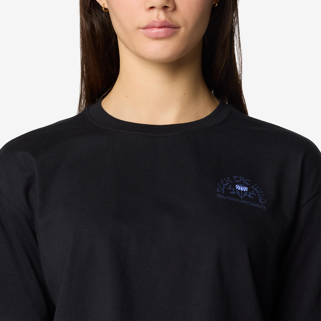 Mountain Hardwear W Seek Floral Boxy Crop Short Sleeve in SCHWARZ