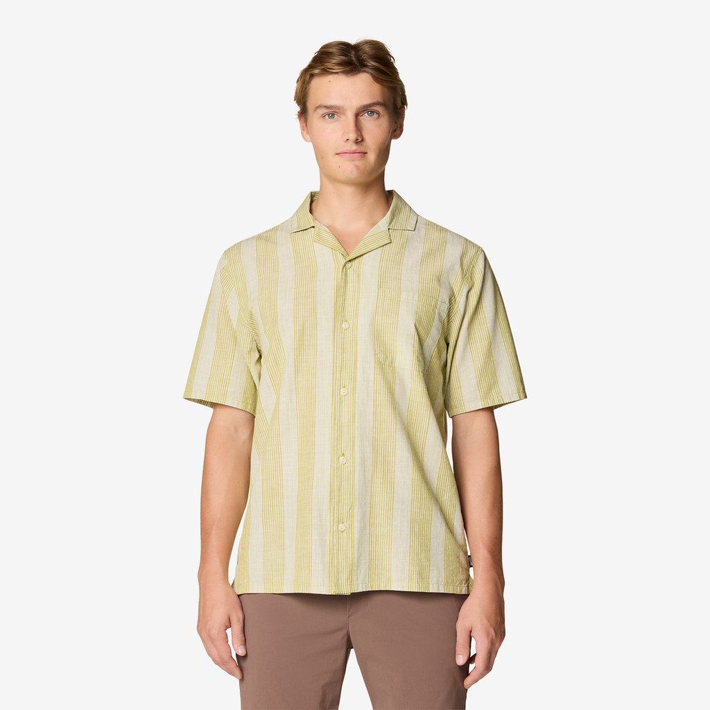 Mountain Hardwear M Cottonwood™ Camp Lite Short Sleeve Shirt in GRÜN