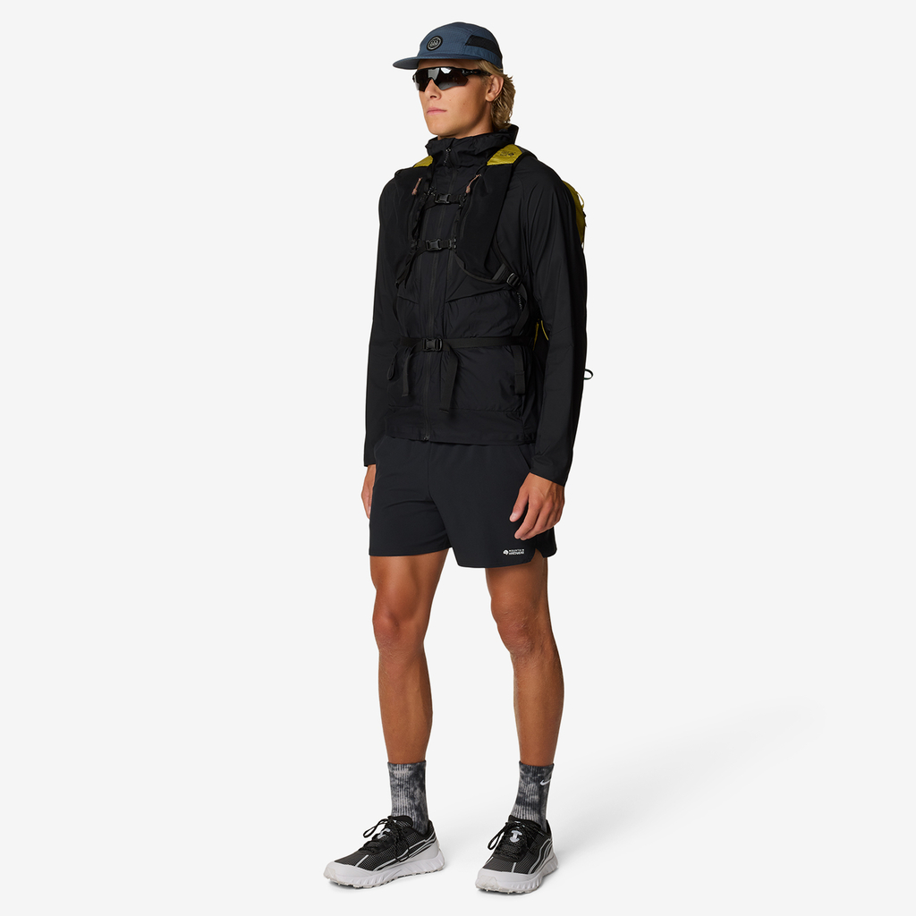 Mountain Hardwear M Shade Lite™ Short in SCHWARZ