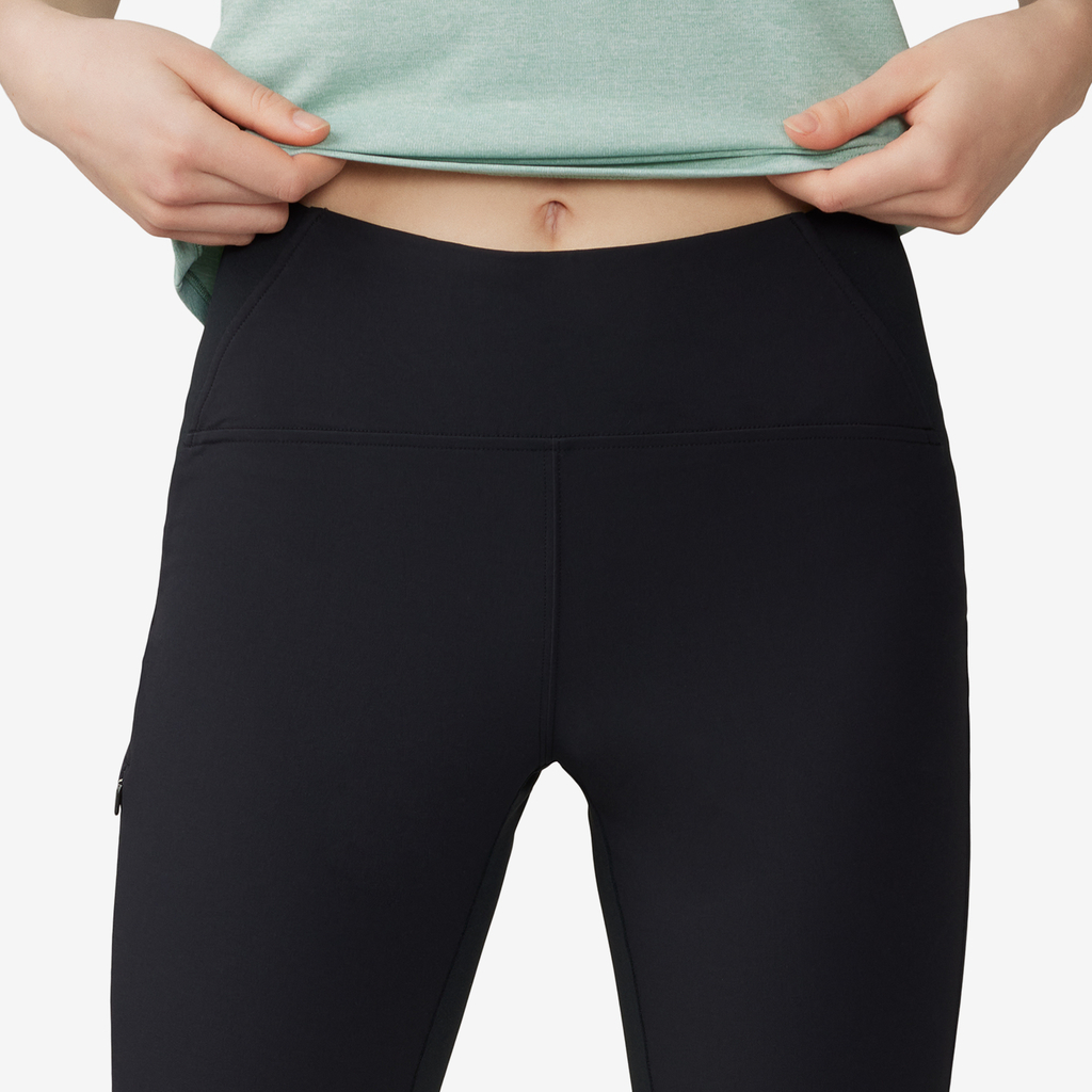 Mountain Hardwear W Chockstone™ Trail Short Tight in SCHWARZ